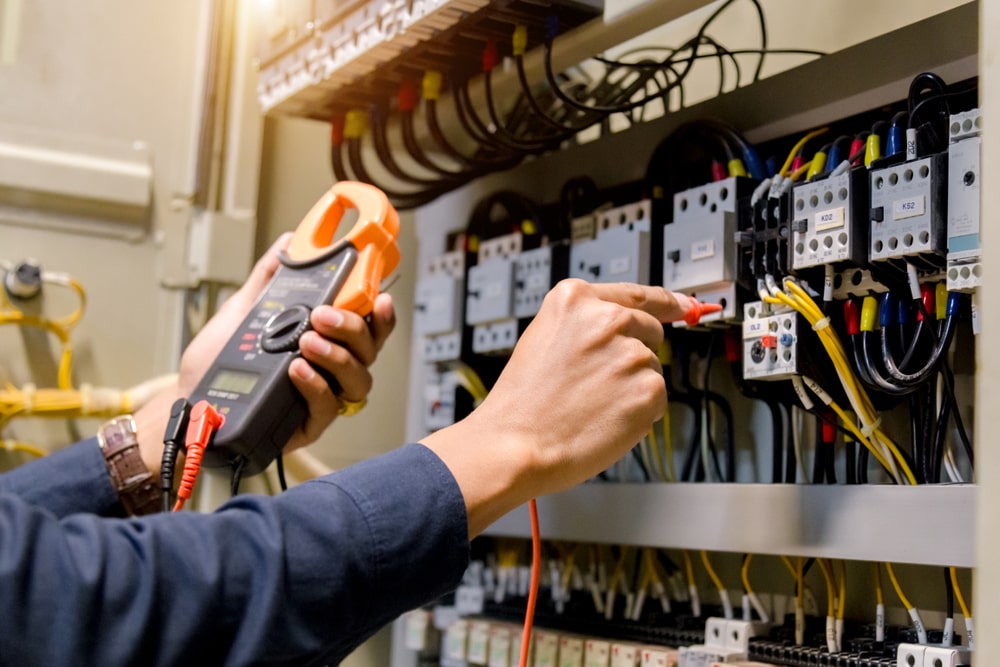 شركة اعمال كهرباء في عمان تشمل تأسيسات وتمديدات كهربائية وصيانة أعطال الكهرباء