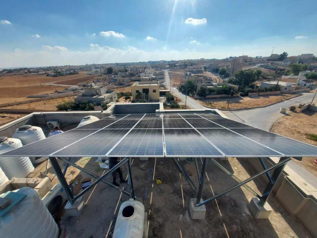 أفضل عروض شركات الطاقة الشمسية في الاردن؛ أسعار تنافسية ودعم فني وكفالة 10 نظام طاقة شمسية منفصل عن الشبكة